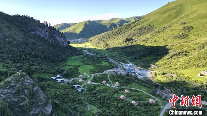 海外华媒甘南行:奇幻石林、星空屋、体验藏乡“野奢游”