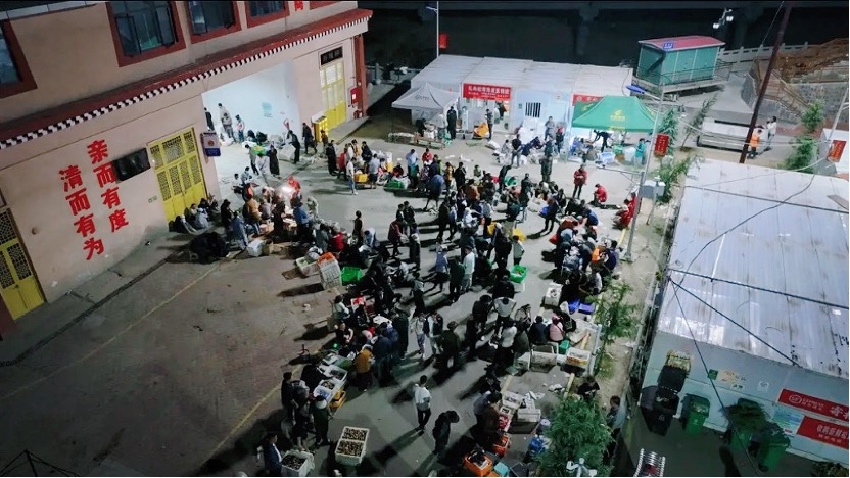 雅江松茸交易市场人声鼎沸。雅江外宣供图