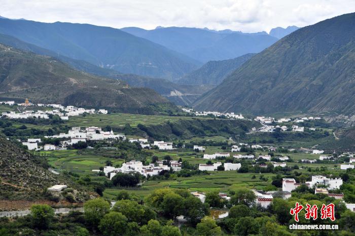 四川乡城：高山脚下的白藏房