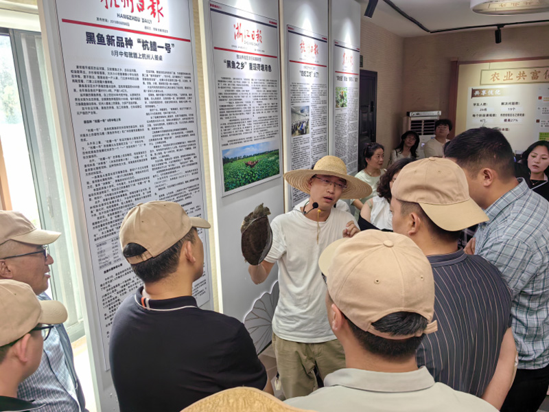 交流团在讲解员带领下了解高效生态农业。西湖区帮扶九龙工作组供图