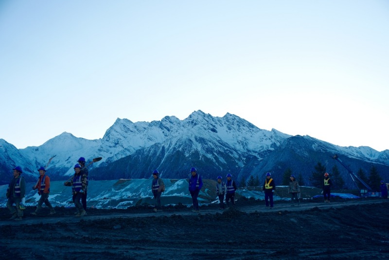 10月28日,在阿坝1000千伏变电站建设现场,作业人员正前往各施工点位。国网四川建设公司供图