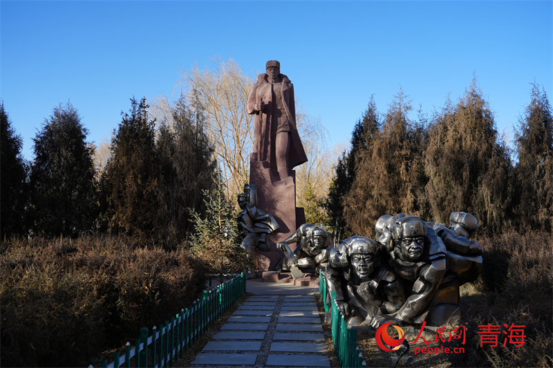 将军楼公园内的慕生忠将军雕像。人民网 马可欣摄