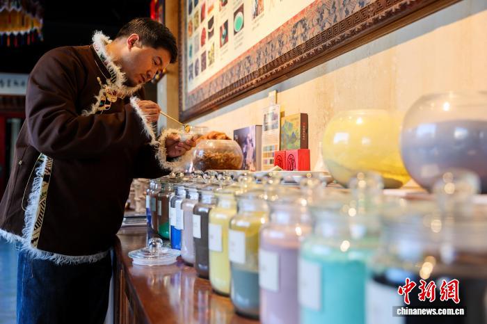 青海同仁:热贡唐卡技艺在笔尖上代代相承