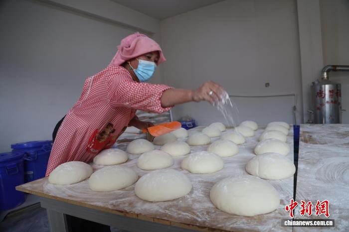 （新春见闻）农历新年将至青海黄南土烧馍馍生产忙