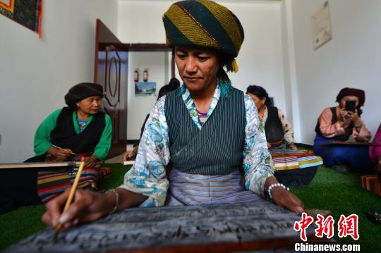 西藏官方：对妇女儿童的发展重视程度不断增强