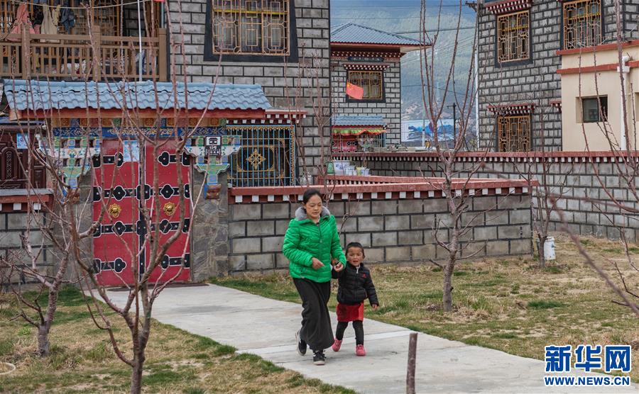 （决战决胜脱贫攻坚·图文互动）（2）从搬迁者到致富者——雅鲁藏布江畔小康村见闻
