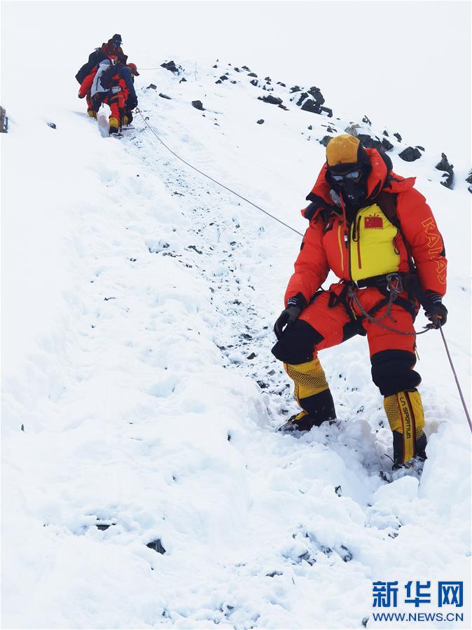 （2020珠峰高程测量）（3）珠峰高程测量登山队撤回前进营地 登顶日期将再调整