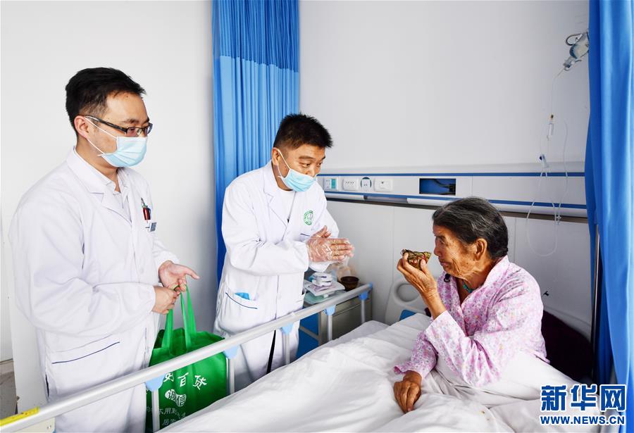 （健康）（1）安徽援藏医生献爱心