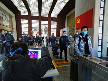 拉萨火车站工作人员对出站旅客进行红外线测温。赵越拍摄.jpg