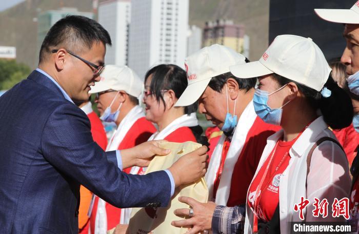 西藏迎来旅游援藏专列360余名游客抵达拉萨