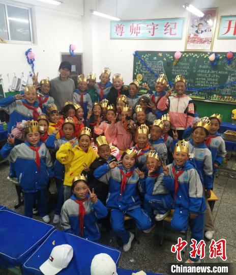 图为学校老师为学生集体庆生。　尼玛江热乡中心小学供图 摄