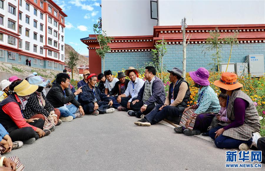 （西藏昌都解放70周年·图文互动）（1）“群众搬出来住安稳了，我就踏实了。”——一线扶贫干部赤列旺堆的心里话