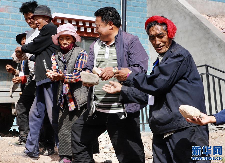（西藏昌都解放70周年·图文互动）（2）“群众搬出来住安稳了，我就踏实了。”——一线扶贫干部赤列旺堆的心里话