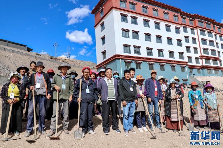 （西藏昌都解放70周年·图文互动）（3）“群众搬出来住安稳了，我就踏实了。”——一线扶贫干部赤列旺堆的心里话