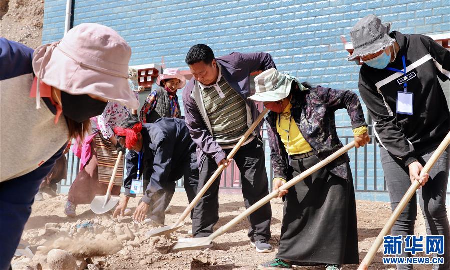 （西藏昌都解放70周年·图文互动）（4）“群众搬出来住安稳了，我就踏实了。”——一线扶贫干部赤列旺堆的心里话