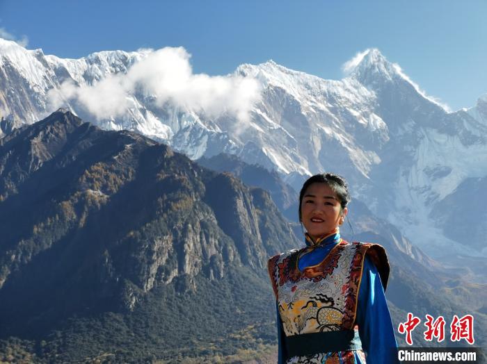 雪峰下起舞的藏族姑娘：想让更多人欣赏到藏族歌舞的美