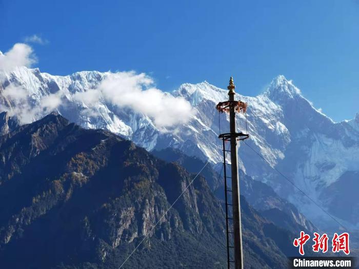 风景如画、海拔7782米的南迦巴瓦山雪峰 唐贵江 摄