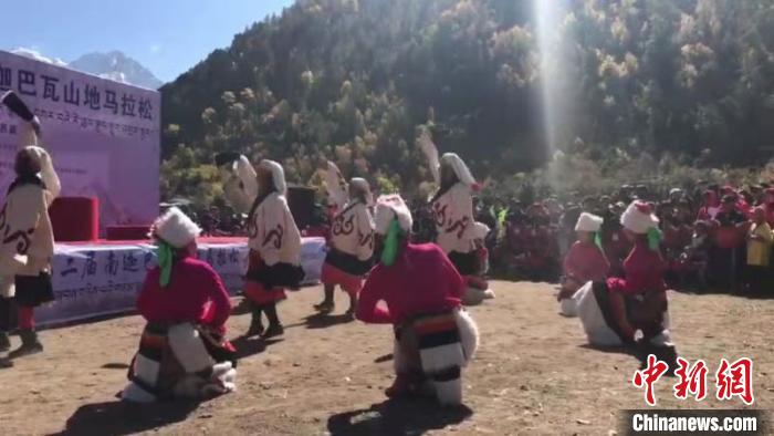 藏族姑娘达琼卓玛与队友一起表演 羊庆丹 摄