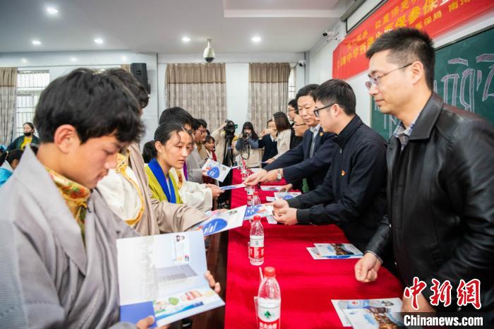 西藏生第三代社会保障卡发放仪式 沈勇强 摄