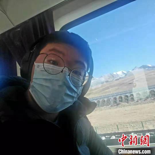 1月8日在西藏那曲开往拉萨火车上。　受访者供图 摄