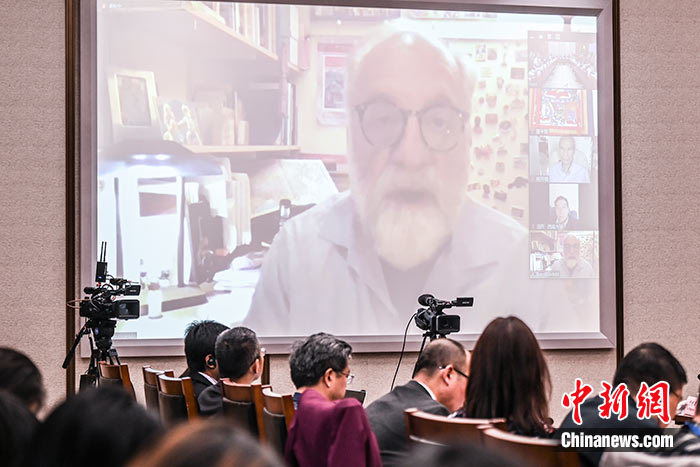 5月16日，由中国社会科学院西藏智库、中国社会科学院民族学与人类学研究所主办的第五届西藏智库国际论坛在北京举行。美国纽约州立大学教授谭·戈伦夫在主旨演讲中表示，自20世纪80年代以来，西方学者对西藏研究的范围逐渐扩大，但西藏的语言和宗教仍然是最吸引西方学者的研究领域。 <a target='_blank' href='http://www.chinanews.com/'><p  align=