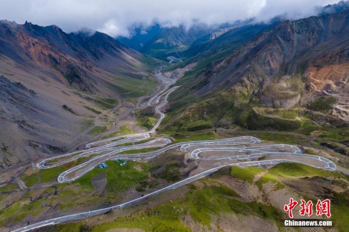 资料图：图为进入西藏玉麦前，途径海拔约5000米的恰拉山风光。 江飞波 摄