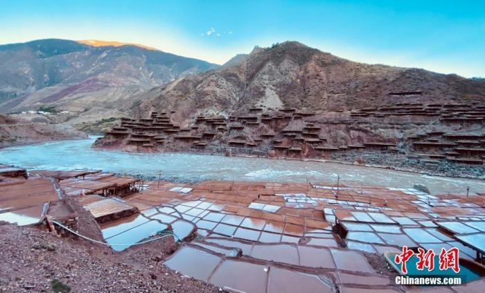 资料图为芒康千年古盐田。 <a target='_blank' href='http://www.chinanews.com/'><p  align=