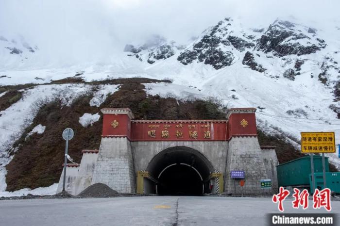 墨脱公路控制性工程——嘎隆拉隧道。上方为嘎隆拉雪山，曾是进入墨脱最大的“拦路虎”。