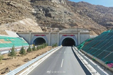 西藏拉萨柳梧新区忠材山隧道已单向通车