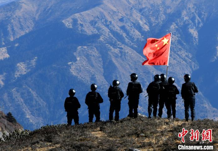 1月6日，移民警察在执勤。　李林 摄