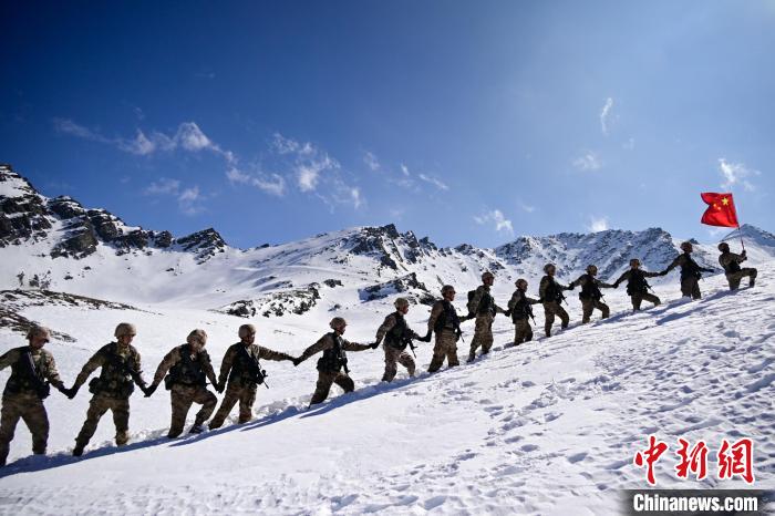 西藏军区山南军分区某边防团踏雪巡边国旗扬