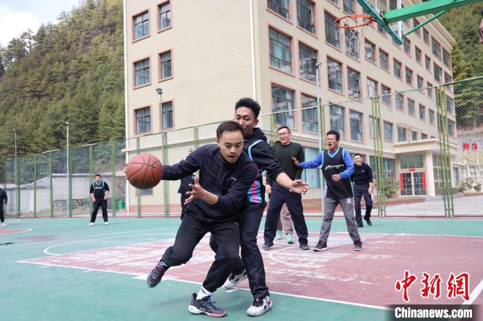 图为亚东边检站民警与驻地农业银行代表开展篮球友谊赛。　胡利媛 摄