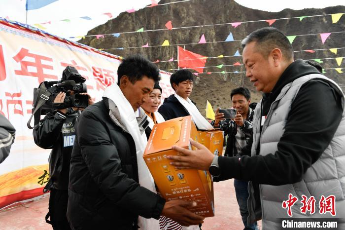 图为墨竹工卡县龙珠岗村，慰问活动现场。　贡嘎来松 摄