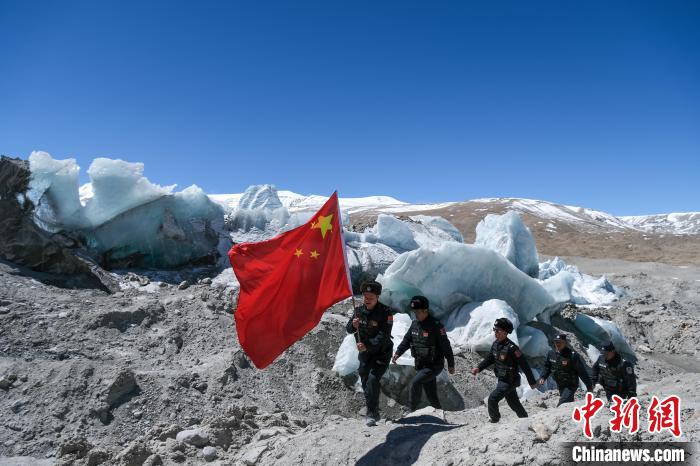 4月5日，普玛江塘边境派出所民辅警巡逻至四零冰川附近。　江飞波 摄