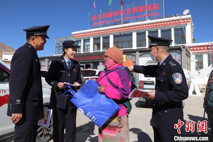 图为日土边境派出所民警在选辖区宣讲国家安全知识。　任博 摄