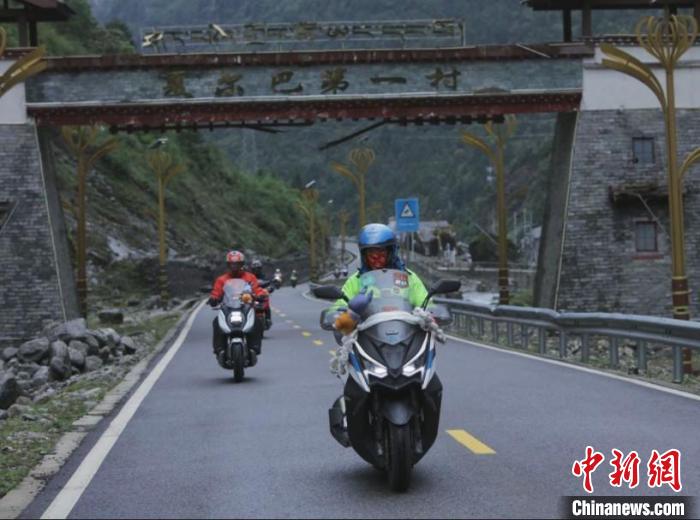当摩旅骑手遇上珠峰文化节极地G219集结赛西藏日喀则段启动
