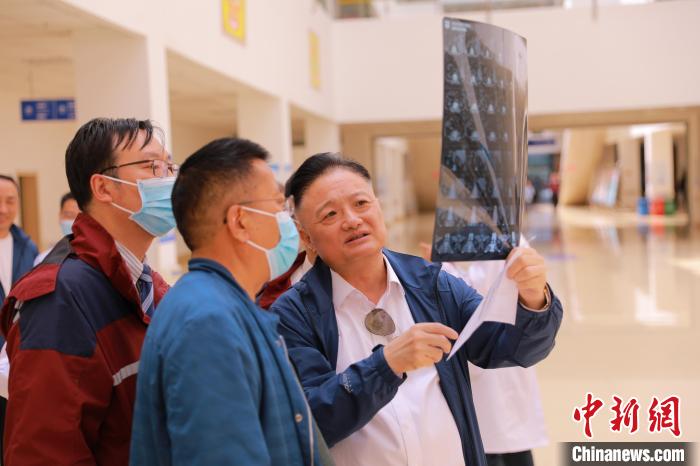 上海专家们采用“一对一”指导等方式，带动日喀则市人民医院科室、医生业务水平的提升。　上海交大医学院供图