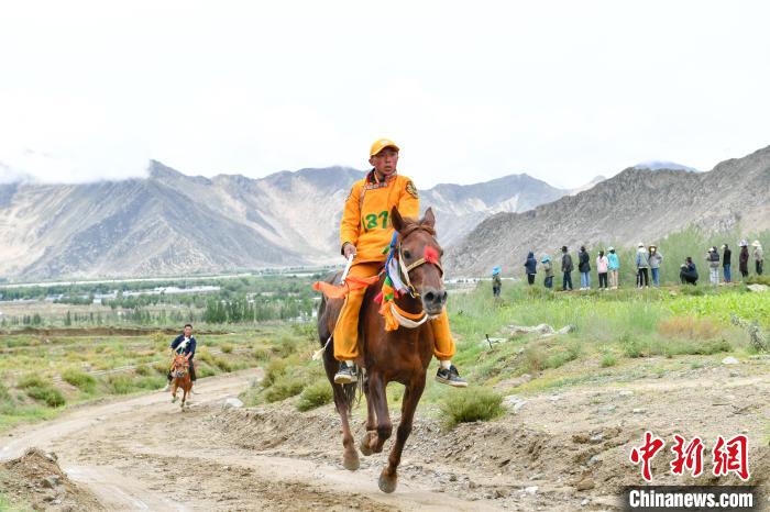 西藏拉萨：茶巴朗村村民赛马欢度“望果节”