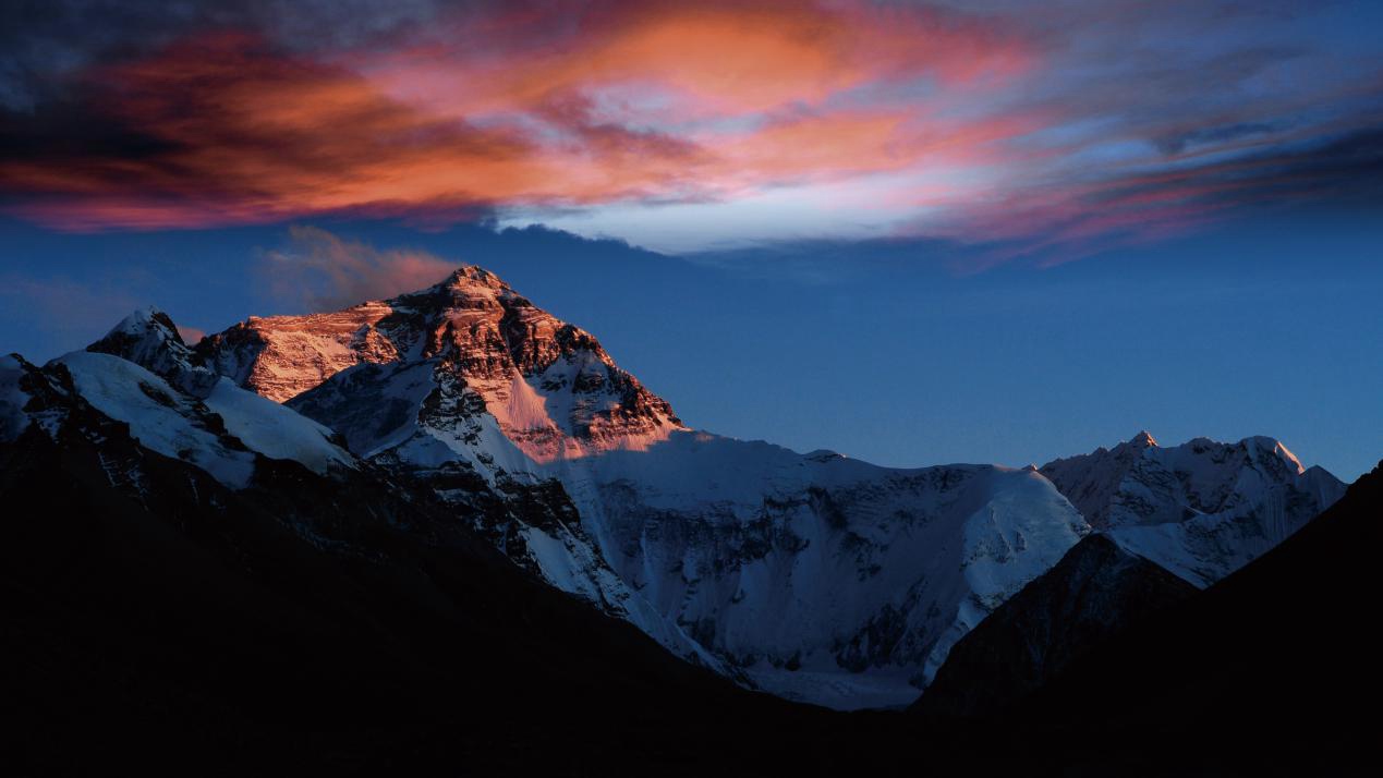 晨曦中的珠穆朗玛峰。西藏自治区旅发厅供图