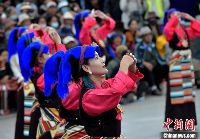 西藏拉萨：布达拉宫脚下的锅庄舞大赛