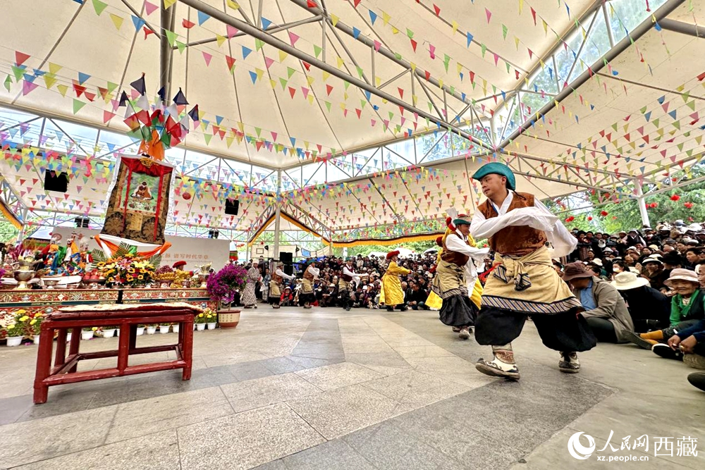 拉薩市宗角祿康公園舉行傳統藏戲劇目展演。