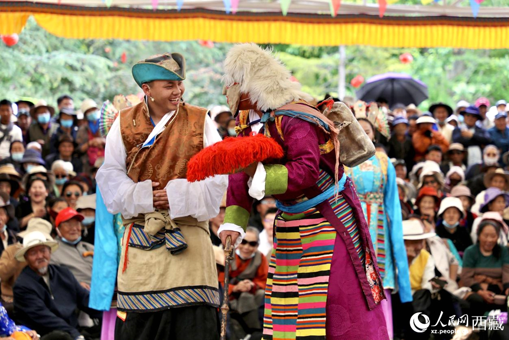 藏戲藝人在拉薩市宗角祿康公園表演。