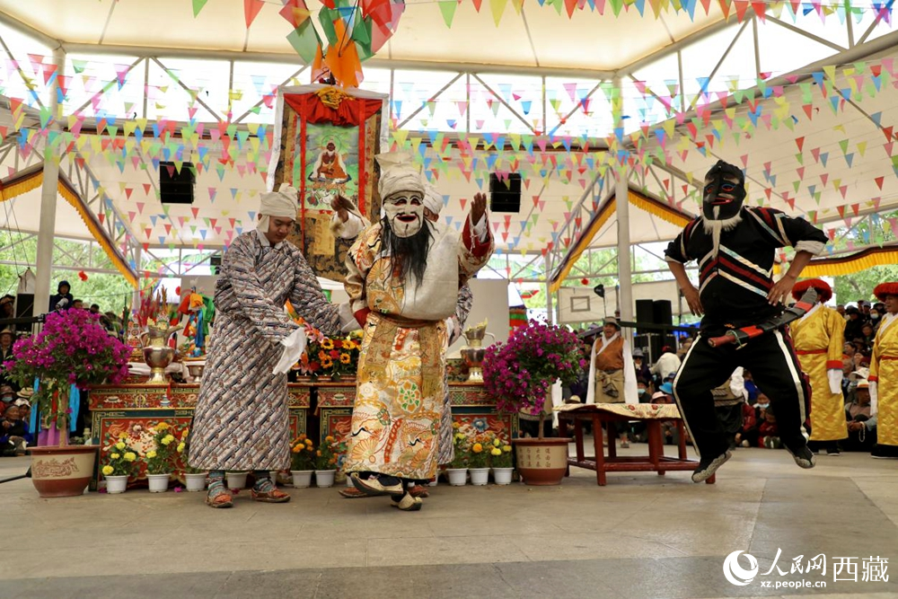藏戏艺人表演西藏传统八大藏戏之一《白玛雯巴》。