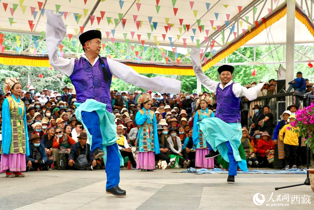 藏戏艺人在拉萨市宗角禄康公园表演。
