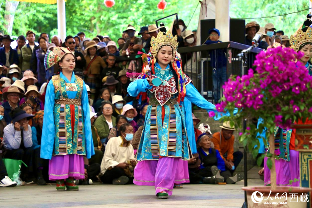 拉萨市宗角禄康公园举行传统藏戏剧目展演。