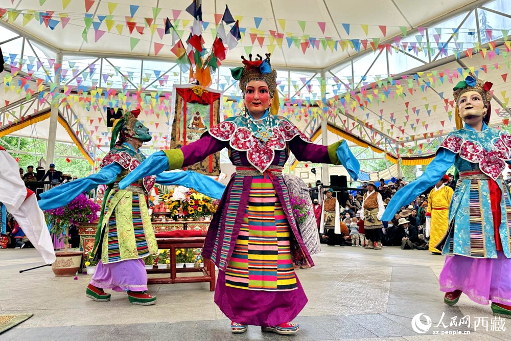 藏戏艺人表演西藏传统八大藏戏之一《白玛雯巴》。