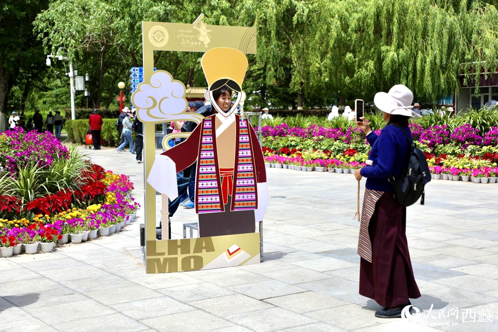 藏戏表演结束，市民在藏戏人物模型前拍照留念。