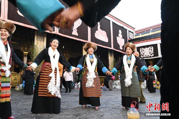 拉萨妇女盛装起舞迎“仙女节”