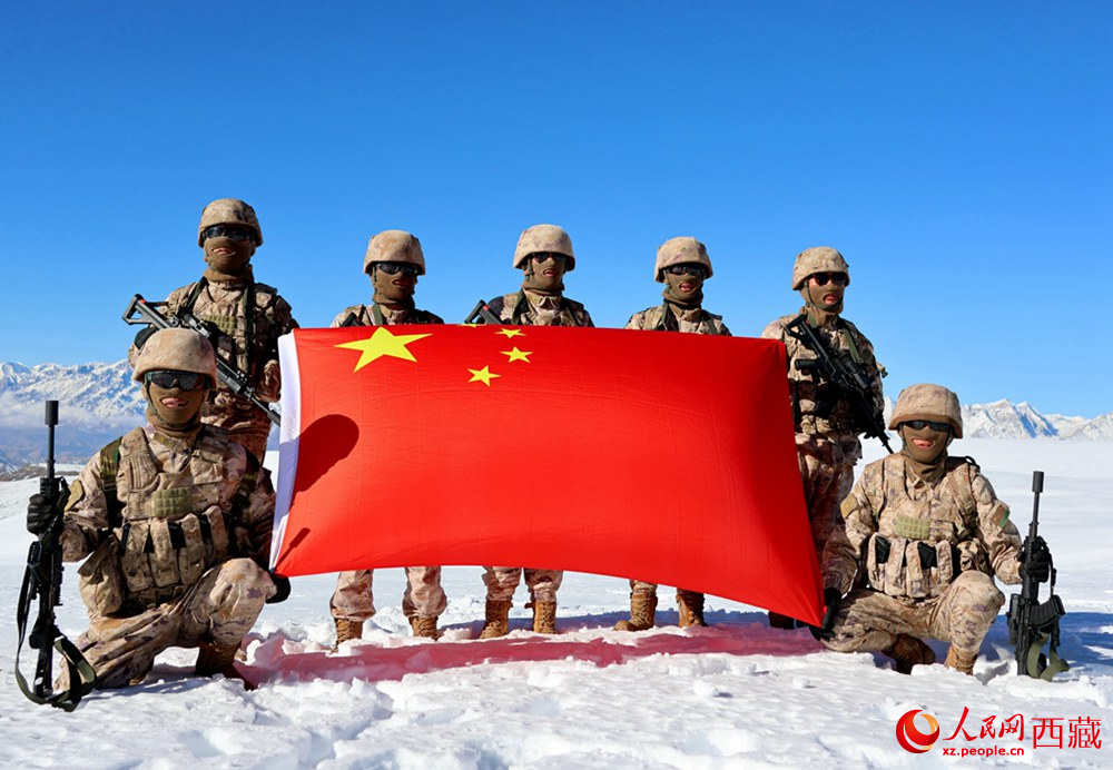 官兵在巡逻点上宣誓。人民日报记者 琼达卓嘎摄