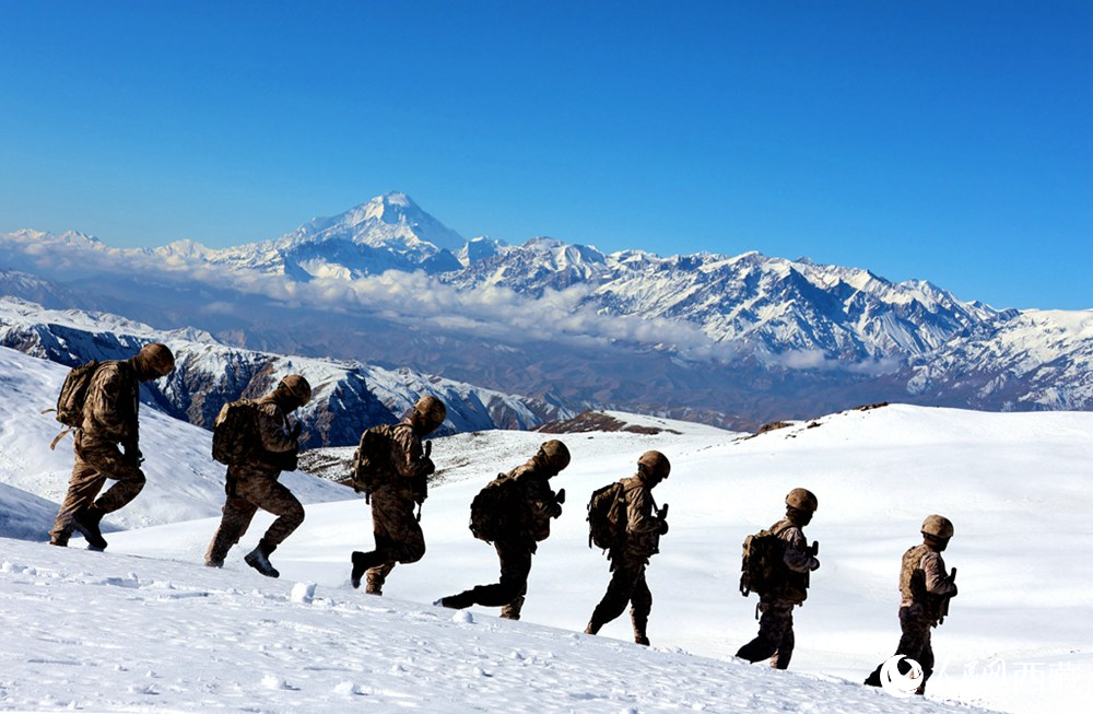 官兵在巡逻。人民日报记者 琼达卓嘎摄